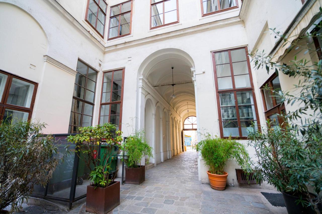 Vienna Residence, Volkstheater - Parliament Exterior photo